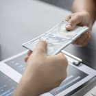 Referencial. El Gobierno Nacional entrega un bono dentro del programa Ecuatorianos en Acción.