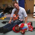 Harry juega con dos niños de la organización Sentebale, en Lesoto. La foto es de diciembre de 2014.