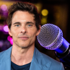 James Marsden sorprende cantando en un karaoke de Texas.