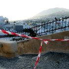 Las calles sobre los acantilados de la caldera volcánica están acordonadas, en el pueblo casi evacuado de Fira en la isla de Santorini, Grecia, el 5 de febrero de 2025.
