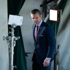 El secretario de Defensa de Estados Unidos, Pete Hegseth, se aleja después de ser entrevistado frente a la Casa Blanca en Washington, DC, el 21 de marzo de 2025.