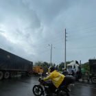 El tráiler bloqueó varios carriles en un tramo de la vía a la costa, la madrugada de este jueves 27 de marzo.