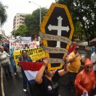 Manifestantes se unen a una protesta convocada por personas mayores y grupos indígenas en rechazo al gobierno de Santiago Peña, en Paraguay.