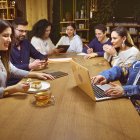 Generación. La generación Z debe adquirir hábitos financieros saludables.