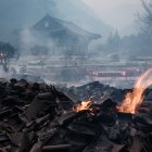 las llamas restantes después de que la mayoría de los edificios quedaran reducidos a cenizas por un incendio forestal en el Templo Gounsa, en Uiseong, el 26 de marzo de 2025.