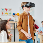 Niño usando un par de gafas inteligentes con diseño moderno