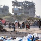 Personas desplazadas por el conflicto y que huyen de Beit Hanún, en el norte de la Franja de Gaza, llegan cargando sus pertenencias a la Ciudad de Gaza el 18 de marzo de 2025.