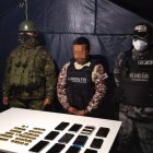 Uno de los guías de una de las cárceles de Ecuador que en el pasado fue detenido por ingresar celulares al reclusorio.