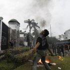 Un manifestante lanza un cóctel molotov durante una protesta contra la recién aprobada ley militar del país frente al edificio del Parlamento en Yakarta, el 27 de marzo de 2025.