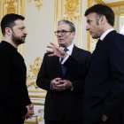 El presidente de Ucrania, Volodymyr Zelensky (I), el primer ministro británico, Keir Starmer (C), y el presidente de Francia, Emmanuel Macron, conversan durante una reunión trilateral al margen de la cumbre de la "Coalición de los Dispuestos" en el Palacio de Elíseo en París, Francia, 27 de marzo de 2025.