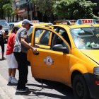 Pasajeros. Los conductores de taxis amarillos ahora buscan personas con perfiles que no representen peligro para realizar las carreras, debido a la inseguridad.