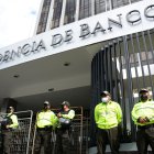 En los exteriores de la Superintendencia de Bancos se encontró totalmente resguardada por elementos policiales esto debido a que presuntamente Raúl González llegaría a esta dependencia a tomar posesión. Quito 15 de Agosto de 2022 Agencia (ag-extra ag-expreso-ag-quito) Gustavo Guaman