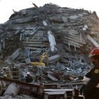 Los equipos de rescate buscan sobrevivientes en el sitio de un edificio derrumbado tras un terremoto en Bangkok, Tailandia, el 28 de marzo de 2025.