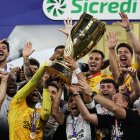 Jugadores de Corinthians celebran, tras ganar la final del Campeonato Paulista al vencer al Palmeiras, en el Neo Química Arena de Sao Paulo