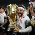 El neerlandés Memphis Depay celebras su primer título desde que llegó a Corinthians