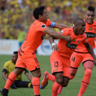 Ely Esterilla (c) junto a Matías Oyola (i) y Jonatan Álvez en la celebración de su gol con Barcelona SC