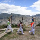 Los danzantes indígenas Yumbos participan en una ceremonia tradicional este 22 de marzo de 2025 en Quito (Ecuador)