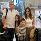 Denisse Molina con su esposo e hijos.