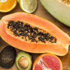 ¿Papaya en la noche? Sí, pero con precaución. Descubre cómo consumirla sin afectar tu digestión ni tu descanso.