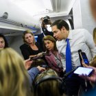 El Secretario de Estado de Estados Unidos, Marco Rubio, dando declaraciones a periodistas en un avión.