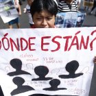 Una persona sostiene un cartel durante una manifestación este 27 de marzo de 2025, en San Salvador (El Salvador).