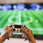 Adultos. Los adultos jóvenes vuelven a los juegos, películas y series de la infancia para escapar del caos personal.