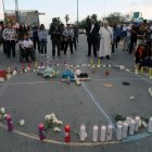 Personas se reúnen frente a un círculo de velas durante la "Vigilia por la Memoria y la Justicia" en el marco del segundo aniversario del incendio en el centro de detención migratoria que cobró la vida de 40 personas en Ciudad Juárez, Chihuahua, México, el 27 de marzo de 2025.