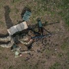 Un militar ucraniano opera una ametralladora Browning calibre .50 en el campo de entrenamiento en un lugar no revelado en el este de Ucrania.