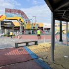 Suelo. El piso continuo de caucho granulado requiere que sea arreglado, ya que presenta fisuras, huecos y grandes depresiones; los menores podrían caerse al pisar mal.