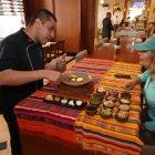 Gastronomía. El chef Riadh Ghiss, del hotel Oro Verde, le explica a Cathy Edelman, turista de Estados Unidos, en qué consiste la fanesca.