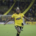 Gabriel "Loco" Cortez festeja el 1-0 de Barcelona sobre Delfín por la sexta de la LigaPro 2025.