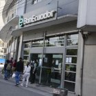 Fachada del banco público, en Quito.