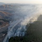 ANDONG (Korea, Republic Of), 29/03/2025.- Smoke rises from a wildfire on a mountain in Andong, North Gyeongsang Province, South Korea, 29 March 2025. South Korea is grappling with wildfires in the southeastern region, described by authorities as the largest on record, with at least 26 people killed, according to the Central Disaster and Safety Countermeasure Headquarters. (incendio forestal, Corea del Sur) EFE/EPA/YONHAP SOUTH KOREA OUT