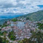 Una visión panorámica de El Cisne, al fondo se observa la iglesia donde está la virgen que atrae a miles de personas a llegar a esta parroquia de la provincia de Loja.