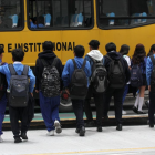 Al salir de clases, estudiantes del Colegio Manuela Cañizares, en Quito, son custodiados por brigadas de padres de familia.