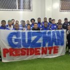 La famosa foto de los jugadores respaldando al presidente Jorge Guzmán.