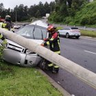 Dos personas quedaron heridas por el choque de un auto contra un poste en la Ruta Viva.