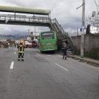 La unidad quedó incrustada en las gradas del puente, luego del choque del bus en Calderón.