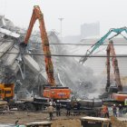 Situación. Decenas de maquinarias están en el sitio tratando de quitar escombros para encontrar a supervivientes del terremoto bajo la torre en construcción.
