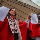a candidata del correísmo a la Presidencia de Ecuador, Luisa González (i), y el coordinador nacional del movimiento Pachakutik (PK), Guillermo Churuchumbi, sostienen el pacto firmado.