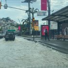 Inundación. Así se encuentra un tramo de la avenida Malecón Simón Bolívar.