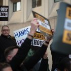 Activistas participan en una protesta frente al Departamento de Vivienda y Desarrollo Urbano de EE. UU. (HUD) el 3 de marzo de 2025 en Washington, D.C.