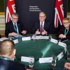 El Primer Ministro del Reino Unido, Keir Starmer, presidiendo una reunión acerca del crimen organizado.