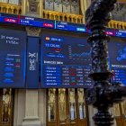 El principal selectivo español, el IBEX 35, ha abierto este lunes con un importante recorte del 0,73 % y por debajo de los 13.300 puntos, arrastrado por Wall Street y Asia.