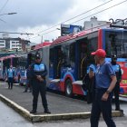 La flota de los nuevos 46 trolebuses circularon por su carril exclusivo en Quito.