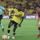 Janner Corozo (i), extremo del Barcelona SC, intenta superar la marca del defensa Richard Schunke, del Independiente del Valle.