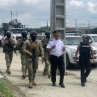 Agentes de la CTE y miembros de las Fuerzas Armadas recorrieron los exteriores de la Penitenciaría del Litoral, la mañana de este lunes 31 de marzo.