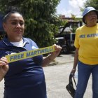 Una simpatizante del expresidente Ricardo Martinelli sostiene un cartel frente a la embajada de Nicaragua este lunes, en la Ciudad de Panamá