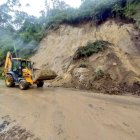 Maquinaria pesada de la Epmmop retiró los escombros de la vía.