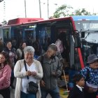 Cientos de quiteños se reunieron en el parque de La Niña a esperar la inauguración de las nuevas unidades que darán el servicio.